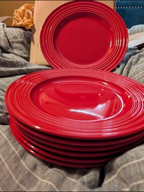 Gibson Red Dinner Plates – Classic Ribbed Design